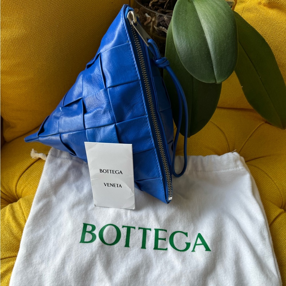 Bottega veneta Intrecciato woven leather pyramid wristlet